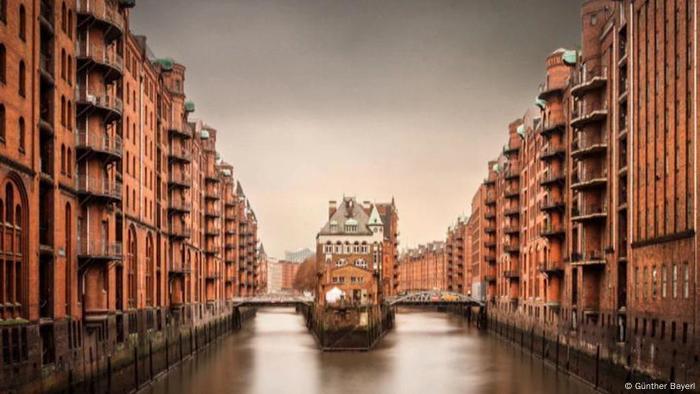 Hamburg's historic warehouse district (Günther Bayerl)