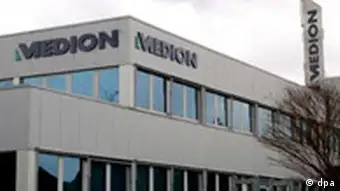 Der Firmensitz der Medion AG, aufgenommen am Donnerstag (17.03.2005) in Mülheim/Ruhr. Der Umsatz des PC- und Elektronikanbieters sank im abgelaufenen Geschäftsjahr von 2,924 auf 2,642 Milliarden Euro. Der Konzernüberschuss halbierte sich von 103,1 auf 50,7 Millionen Euro. Foto: Franz-Peter Tschauner dpa/lnw +++(c) dpa - Report+++