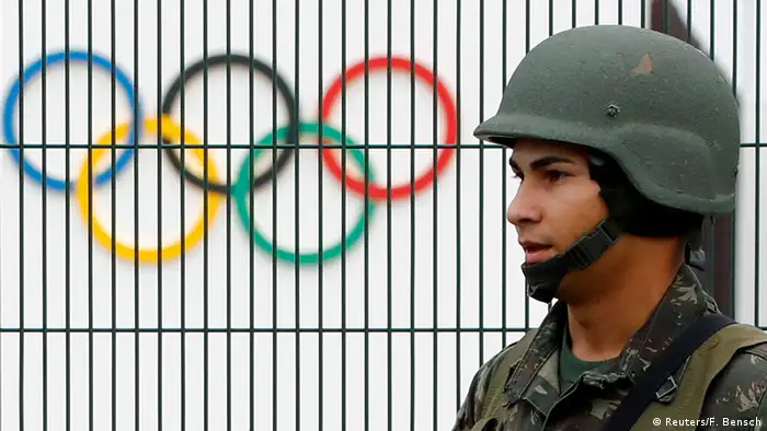Brasilien Soldat patrolliert Rio de Janeiro (Reuters/F. Bensch)
