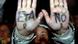 EIne Frau zeigt ihre Handflächen, auf denen steht "ETA NO" (Foto: dpa/22.03.2006) EIne Frau zeigt ihre Handflächen, auf denen steht "ETA NO" (Foto: dpa/22.03.2006)