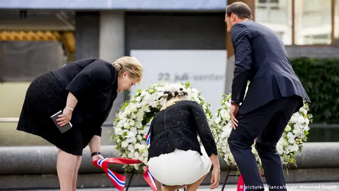 Norwegen - Utoeya-Massaker - Kranzniederlegung von PM Erna Solberg, Kronprinz Haakon und Kronprinzessin Mette-Marit