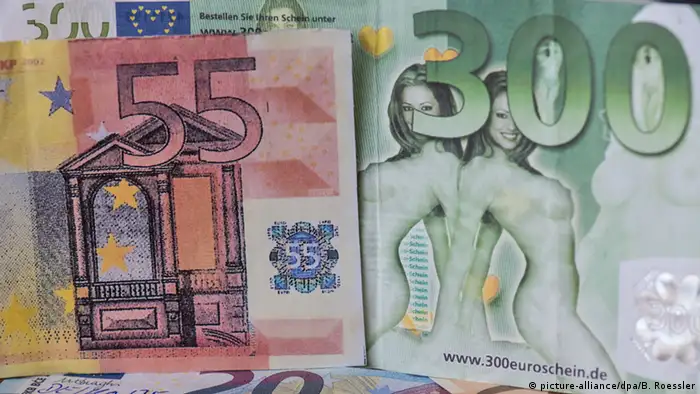Fake euro banknotes at a Bundesbank display in Frankfurt am Main (picture-alliance/dpa/B. Roessler)