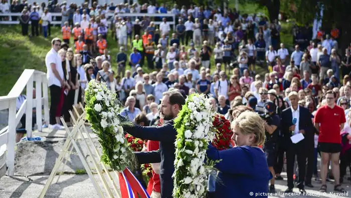 Norwegen Huldigung an die Opfer der Attacke in Utoya (picture-alliance/AP Photo/J. O. Nesvold)