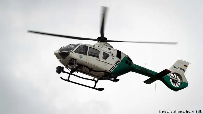 Deutschland Ein Hubschrauber der Polizei kreist über Olympia-Einkaufszentrum in München