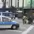Deutschland Polizisten in Spezialausrüstung am Olympia-Einkaufszentrum in München