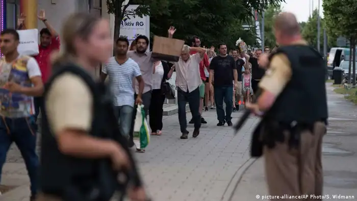 Deutschland Polizei begleitet Kunden aus dem Olympia Einkaufszentrum