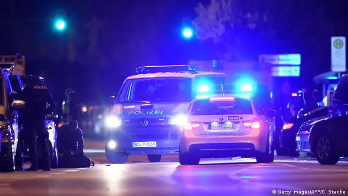 Deutschland Olympia Einkaufszentrum in München Polizei NEU