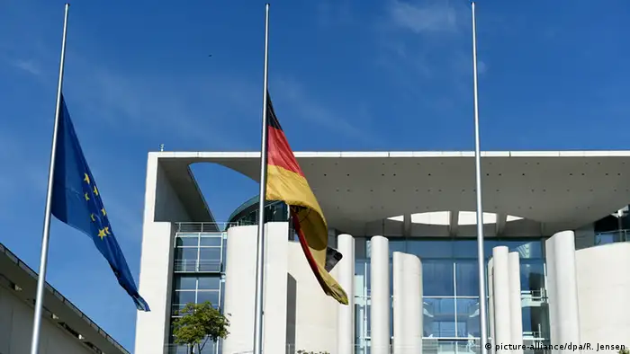 Deutschland Deutsche und europäische Flagge auf Halbmast in Berlin