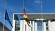 Deutschland Deutsche und europäische Flagge auf Halbmast in Berlin Deutschland Deutsche und europäische Flagge auf Halbmast in Berlin