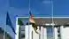 Deutschland Deutsche und europäische Flagge auf Halbmast in Berlin