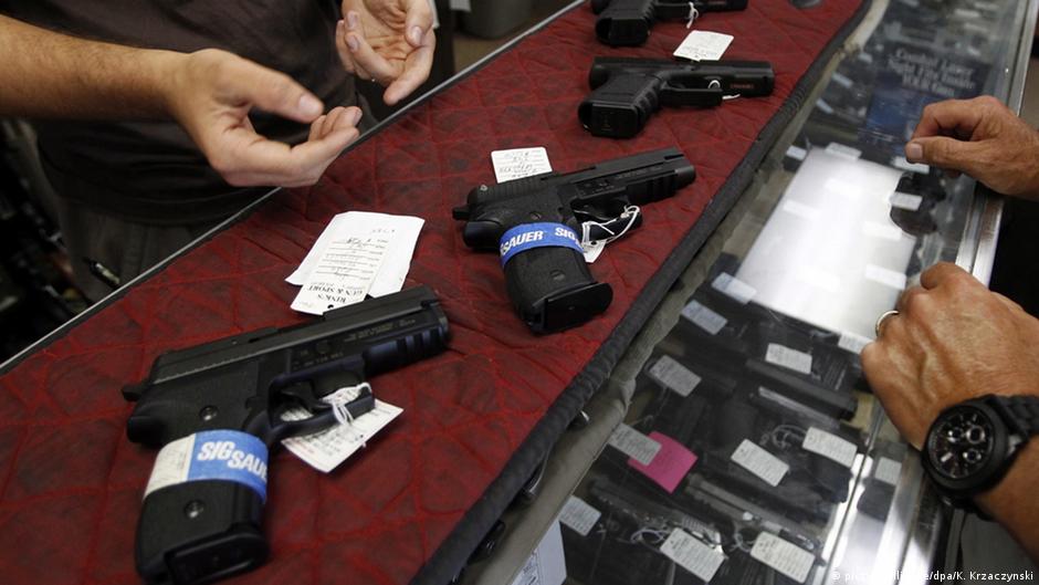 Juez de EE.UU. autoriza que menores de 21 años porten armas | El Mundo | DW - Vimarsana News