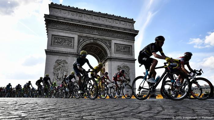 El francés Robert Marchand estableció al recorrer 22,547 kilómetros el récord mundial de la hora en bicicleta dentro de la categoría de corredores que, como él, tienen 105 o más años de edad. La proeza tuvo lugar en el velódromo nacional de Saint-Quentin-en-Yvelines. 04.01.2017