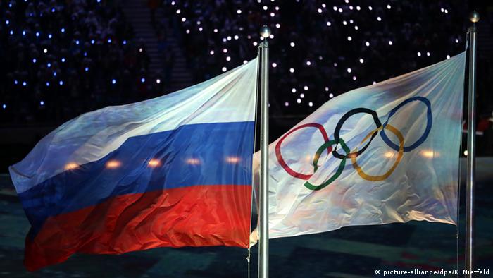 Флаг РФ и Олимпийский флаг на Играх в Сочи