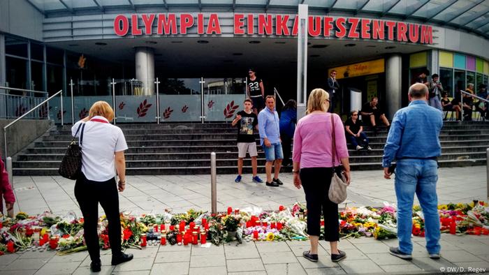 Un hombre disparó poco después de las 18:00 hs contra las personas que se hallaban en un restaurante de comidas rápidas en el centro comercial Olympia, en el norte de la ciudad alemana de Múnich. La Policía confirmó 10 muertos y al menos 21 heridos, y hubo menores entre los fallecidos. El atacante es un ciudadano alemán de origen iraní, de 18 años.