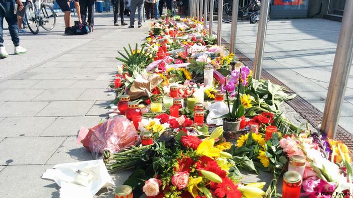 Deutschland München nach dem Amoklauf Trauernde