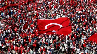 Türkei Erdogan Unterstützer in Istanbul auf dem Taksim Platz