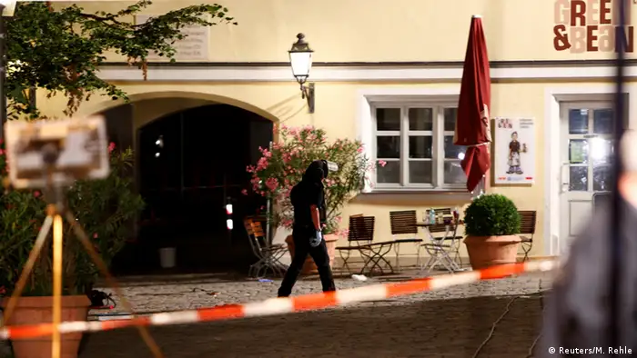 Die Polizei sichern das Gebiet nach einer Explosion in Ansbach bei Nürnberg (Reuters/M. Rehle)
