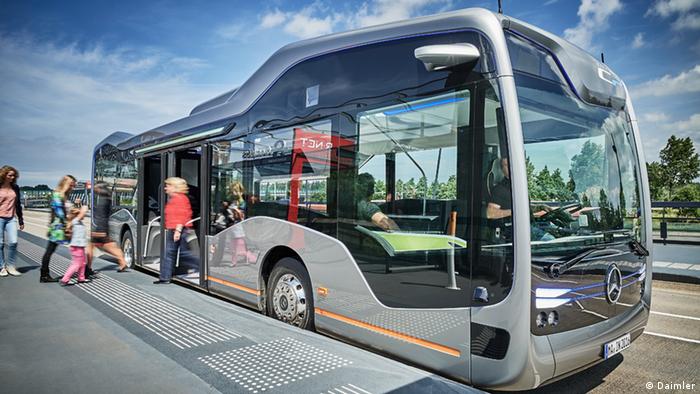 Deutschland teilautomatisiert fahrender Stadtbus von Mercedes-Benz