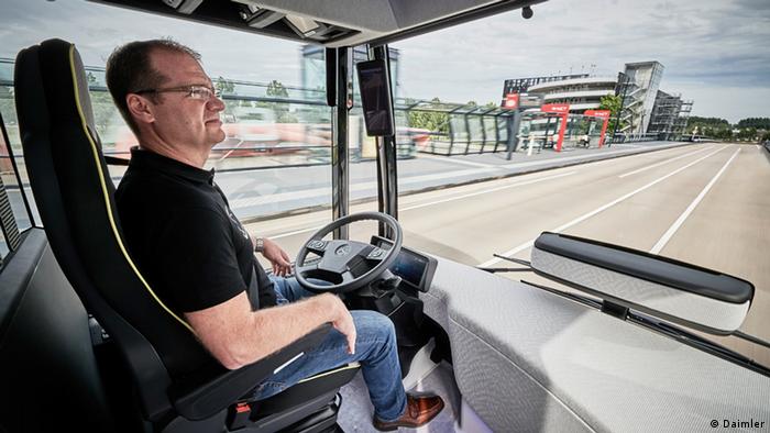 Deutschland teilautomatisiert fahrender Stadtbus von Mercedes-Benz