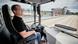 Vozač autobusa u poluautomatiziranom autobusu Vozač autobusa u poluautomatiziranom autobusu