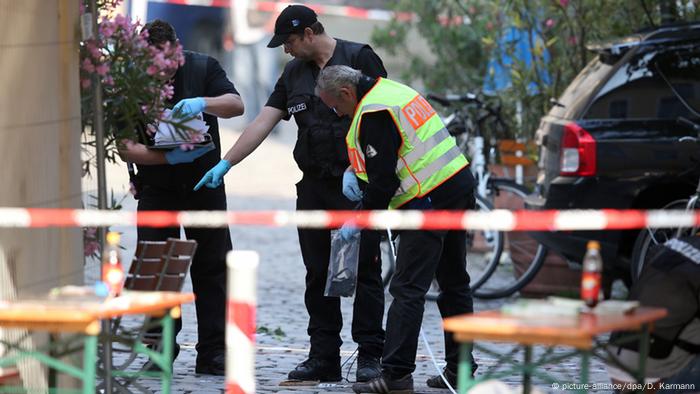 police checking out crime scene (picture-alliance/dpa/D. Karmann)