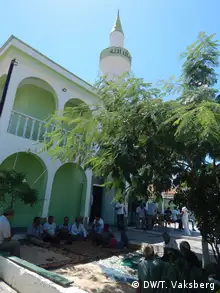 Мъже пред джамия