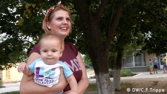 Mariupol Ukraine Binnenflüchtling Jelsaweta Lewtschenko hält ihr Baby im Arm