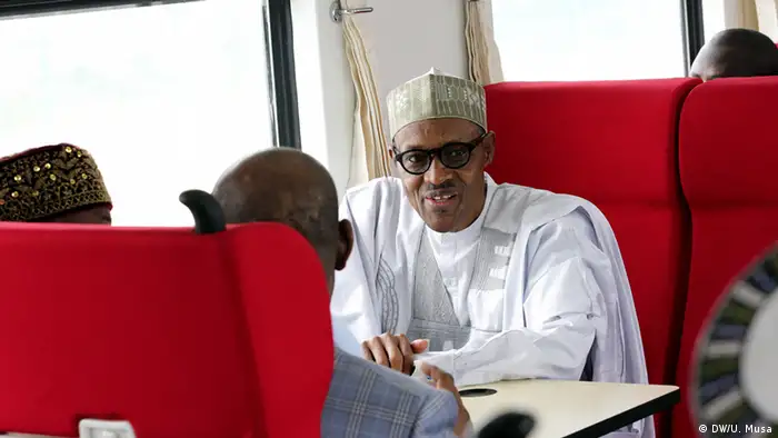 Nigeria's Präsident Buhari during the opening of the new train route between Abuja and Kaduna (DW/U. Musa)