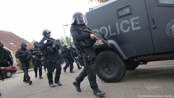 Einheiten einer Polizei-Spezialeinheit im französischen Rouen (Foto: dpa)