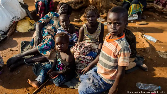 Südsudan Flüchlinge suchen Schutz (picture-alliance/dpa/G. Fischer)