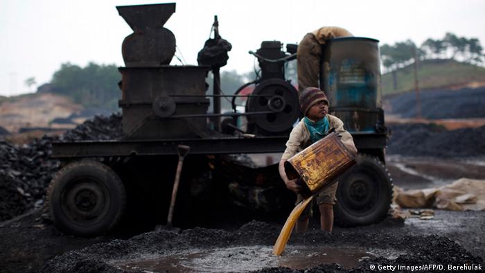 Indien Kinderarbeit Junge arbeitet in einer Kohlemine bei Lad Rymbai