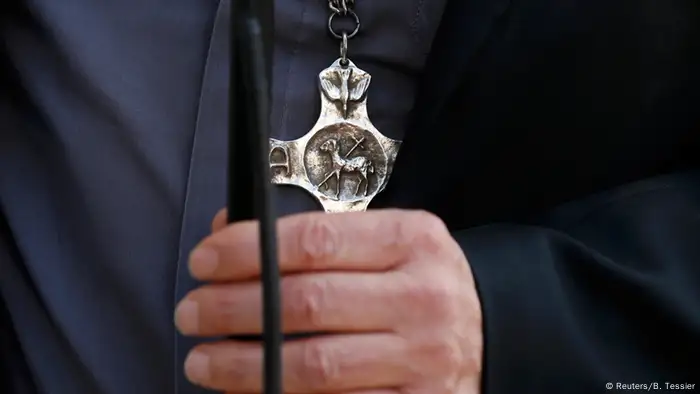 Frankreich Hollande mit Vertretern der Religionen Dominique Lebrun mit Kruzifix Symbolbild