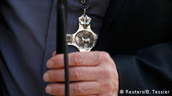 Frankreich Hollande mit Vertretern der Religionen Dominique Lebrun mit Kruzifix Symbolbild