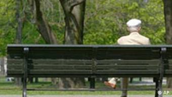 پیرمردی نشسته بر نیمکت پارک