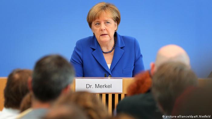 Porträt von Angela Merkel auf der Bundespressekonferenz (Foto: dpa)