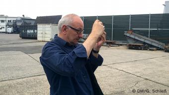 Mauerexperte Gerhard Sälter fotografiert Mauerteile (Foto: DW/Gero Schließ)