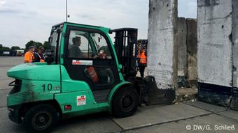 Die Arbeiter bei Alba versetzen Mauerteile (Foto: DW/Gero Schließ)