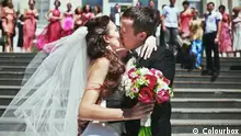 Ein Hochzeitspaar küsst sich 