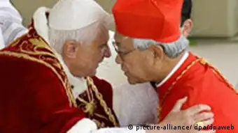 由陳日君樞機（右一）被捕，到蔓延教會的寒蟬效應，梵蒂岡的取態備受關注（资料图片）