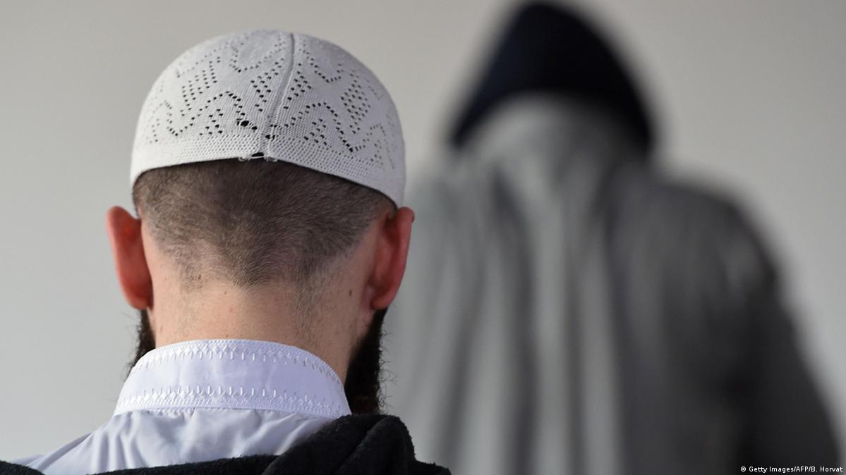 France to curb foreign imams to counter extremism – DW – 02/18/2020