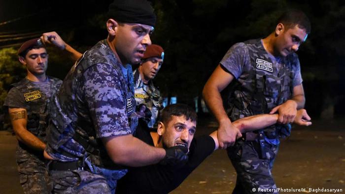 Zusammenstöße in Armenien: Polizisten nehmen Demonstranten fest (Foto: rtr)