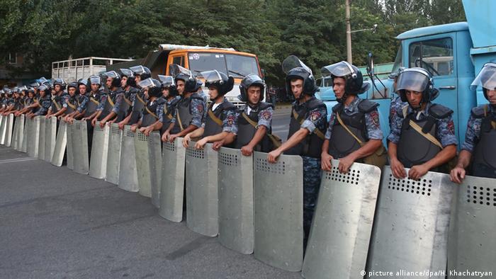 Polizisten mit Schutzschilden vor der besetzten Polizeistation in Armenien (AFP)