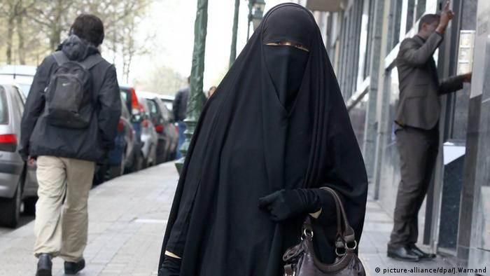 Frauen im Niqab Belgien Brüssel (picture-alliance/dpa/J.Warnand)
