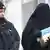 Eine verschleierte Frau im Niqab neben einer Polizistin