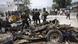 Somalia Mogadischu Soldaten stehen an Autowrack nach Selbstmordattacke Somalia Mogadischu Soldaten stehen an Autowrack nach Selbstmordattacke