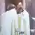 Papst Frankziskus hält bei der Abschlussmesse eine Hostie in die Höhe (Foto: dpa)