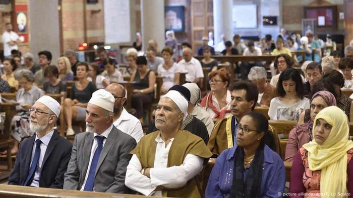 Italien Teilnehmer der Muslimischen Gemeinde in der Santa Maria Caravaggio- Kirche (picture-alliance/dpa/F. Lo Scalzo)