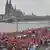 Köln Pro-Erdogan-Demonstration zieht am Rhein entlang. Im Hintergrund ist der Kölner Dom. Foto: picture-alliance/AP Photo/M. Meissner