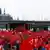 Rote Fahnen, im Hintergrund der Kölner dom (Foto: Reuters/T. Schmuelgen)