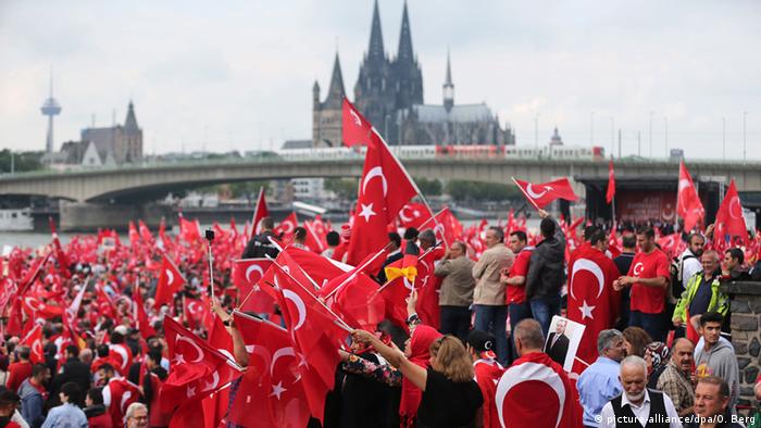 Turcos con banderas en la ciudad de Colonia.